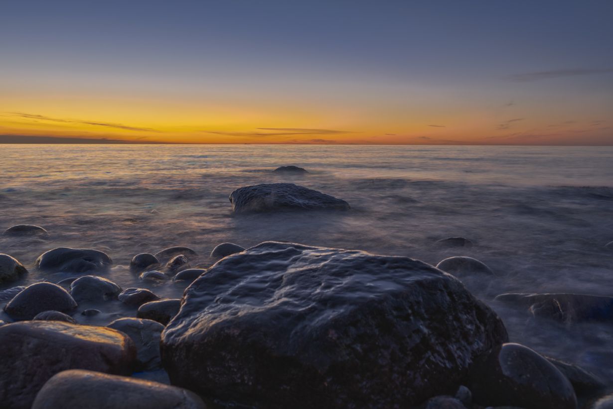 Møns klint med kraftig refleksion fra solen