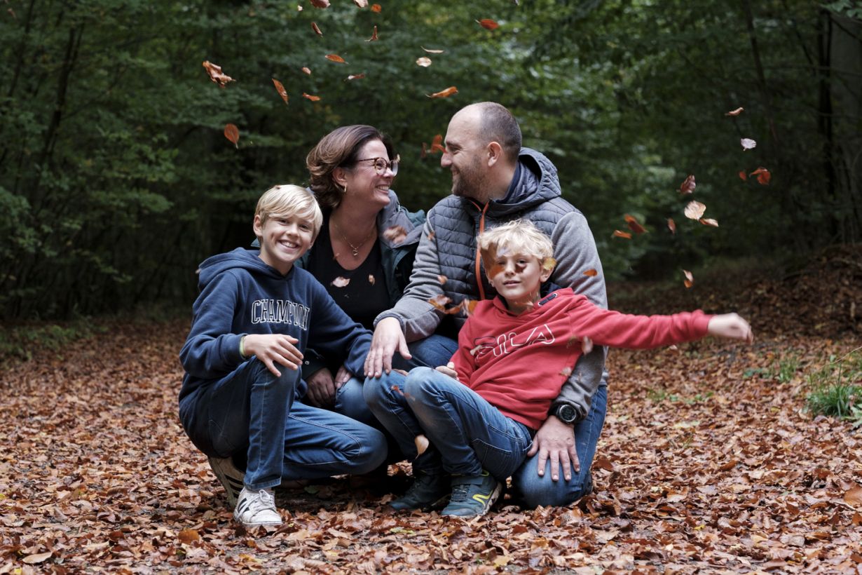 Familie foto i buresø af far,mor,børn og hund